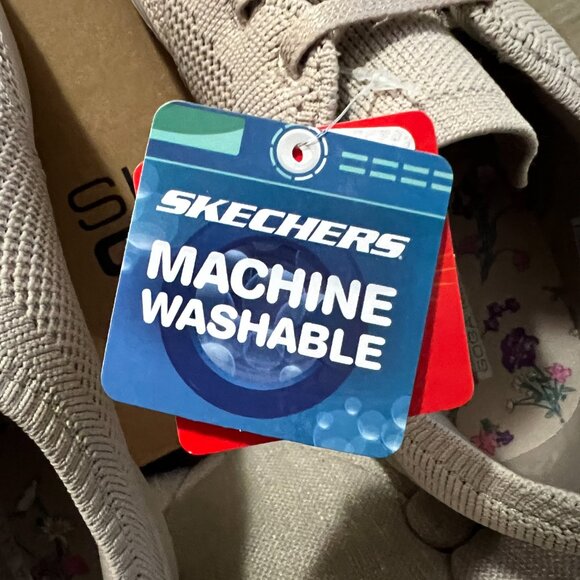 Sketchers women's sneakers in 9.5 - New in Box - Picture 10 of 10